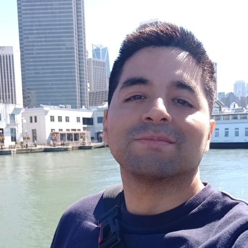  Javier R., Empresario